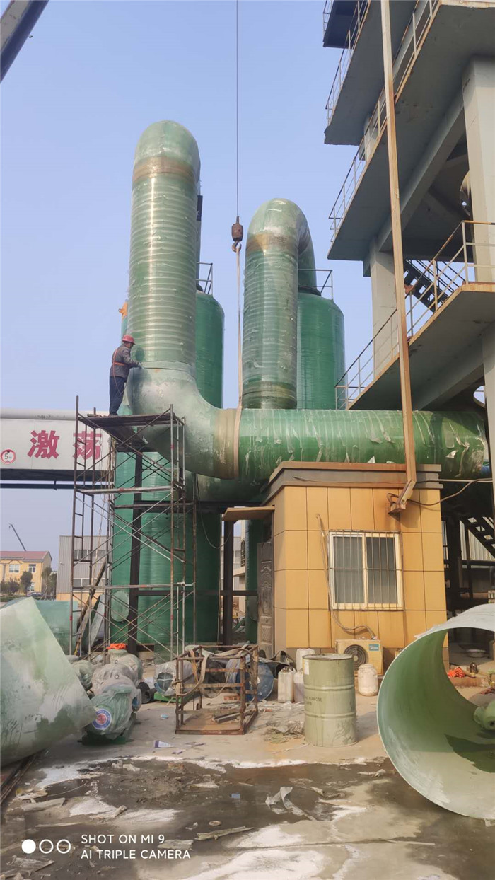 脫硫塔和玻璃鋼管道施工現(xiàn)場